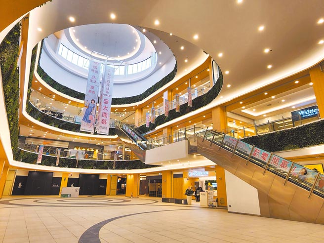 MITSUI OUTLET PARK台南馆打造高达约20米挑高的室内中央广场，更充分採用阳光、流水、绿树等意象元素，带来开阔的空间感。（石欣蒨摄）