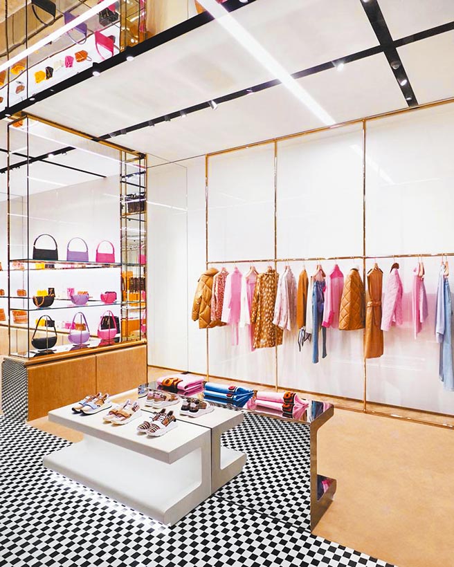 BURBERRY全台首間新光三越信義新天地A4女裝精品專門店。（新光三越提供）