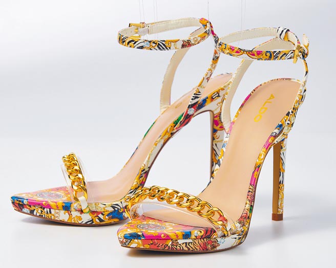 SOGO復興館新櫃ALDO，推薦品印花細跟繞踝涼鞋，原價4290元、特價3290元。（SOGO提供）