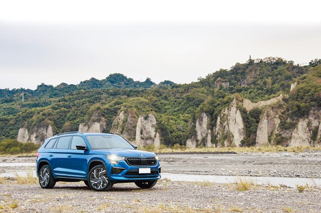 SKODA KODIAQ RS外觀多處採取RS專屬的黑色套件，20吋輪圈為SAGITARIUS AERO特殊仕樣，售價185.9萬元。（陳大任攝）