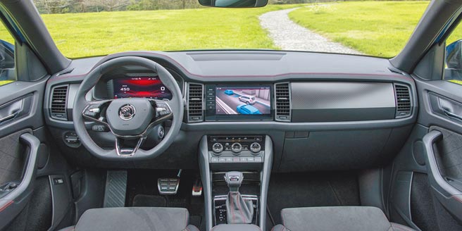 內裝搭配紅色縫線彰顯運動氣息。（陳大任攝）