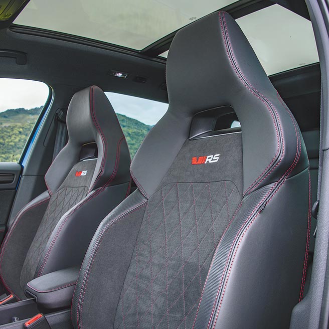 RS專屬運動座椅展現戰鬥風格。（陳大任攝）