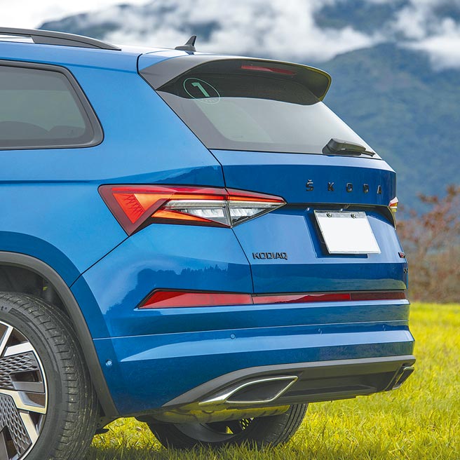 車尾配黑色品牌與車型專屬銘牌。（陳大任攝）