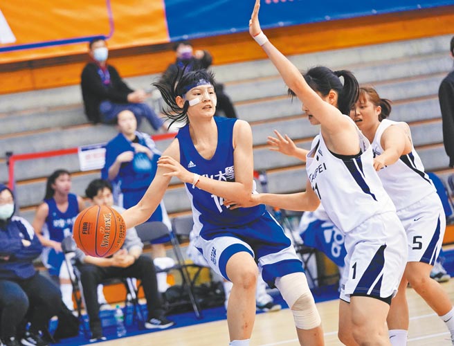 UBA女一级6强复赛，文化大学郭虹廷（左）在北市大防守下伺机传球。（大专体总提供）