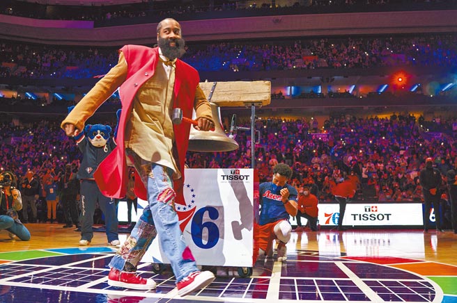 「大鬍子」哈登準備在周六客場對灰狼之戰，上演個人的七六人處女秀。（美聯社）