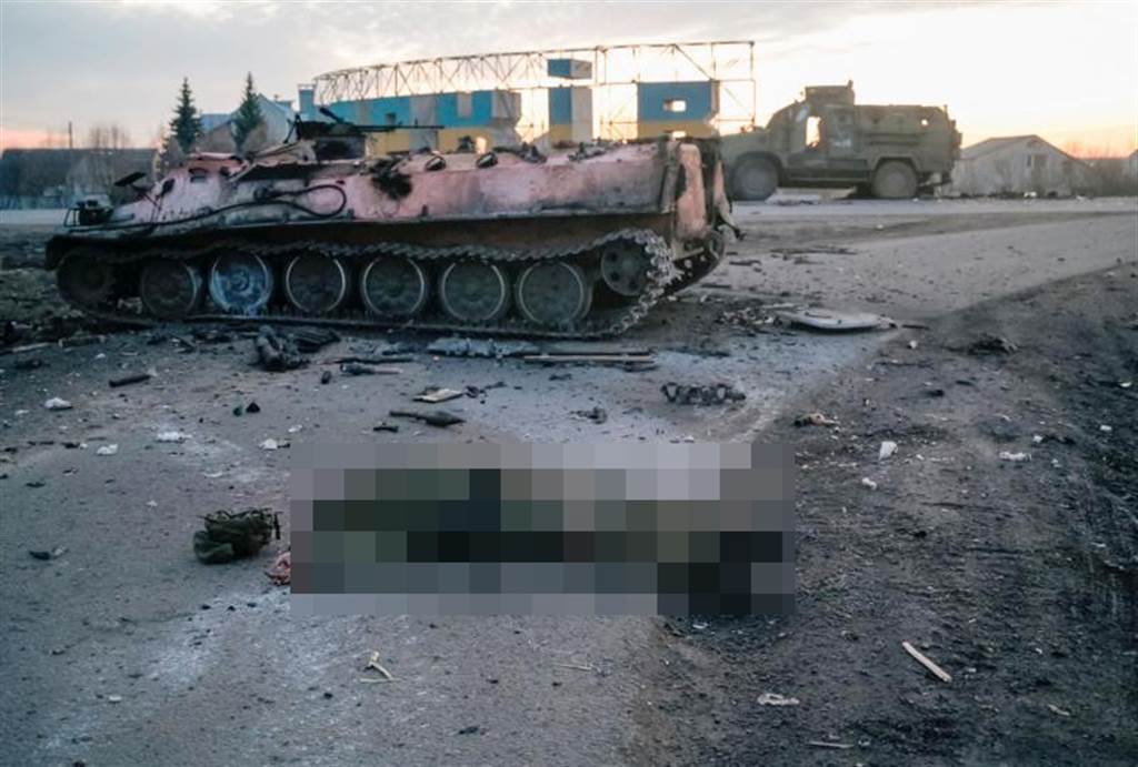 随着战争开打至今，西方媒体开始出现毁损战车与死亡士兵的照片。图/路透社(photo:ChinaTimes)