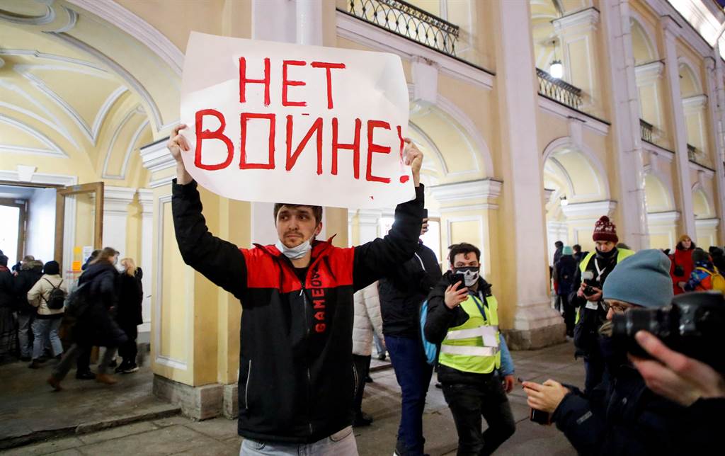 有人当街烧毁自己的护照、挥舞乌克兰国旗表示支持，大多数人高举写着「我为自己是俄罗斯人感到非常抱歉」的海报声泪俱下。图/路透社(photo:ChinaTimes)