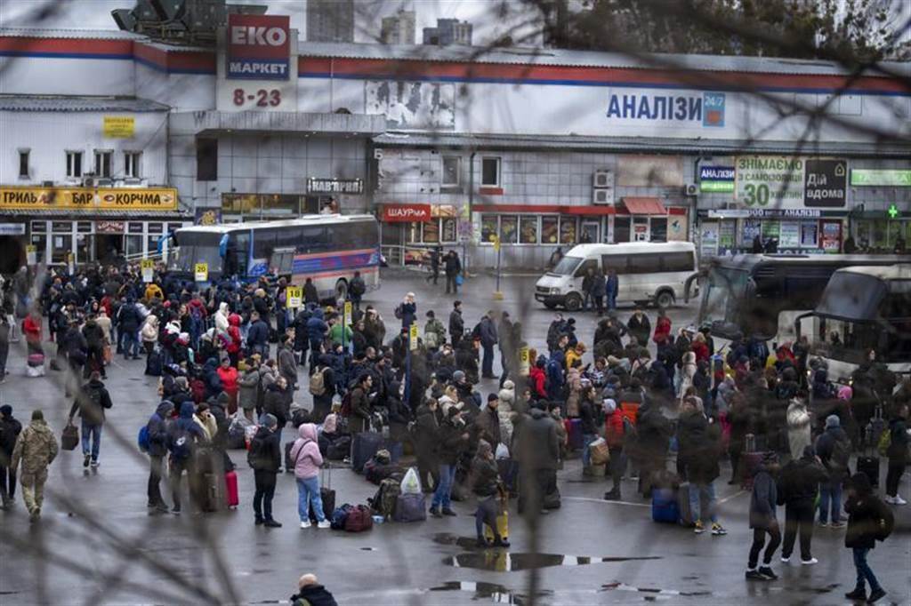 为躲避战火而准备逃离乌克兰首都基辅的民众。 （图／美联社）