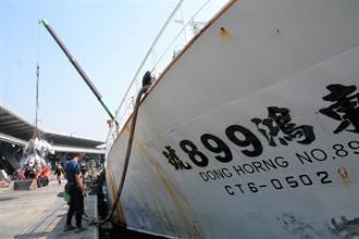 疫情趨緩遠洋漁業復甦 東港深水碼頭迎來首艘返鄉大船