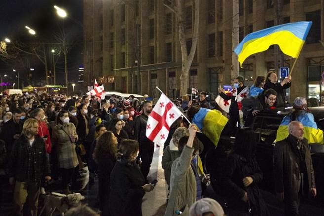 喬治亞共和國的民眾與烏克蘭人在喬治亞首都抗議普丁入侵烏克蘭。（圖／美聯社）