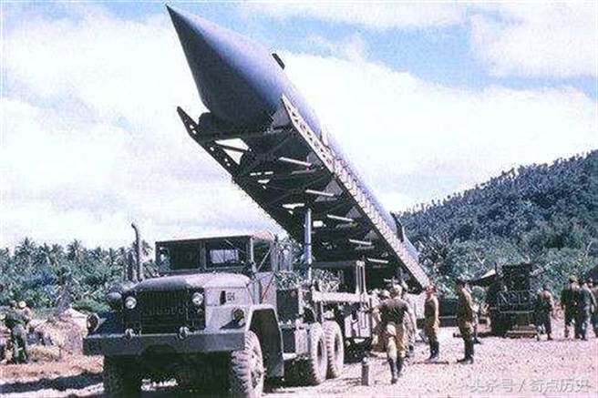 冷戰初期的1959年美國開始在義大利與土耳其部署了數十枚彈道飛彈，蘇聯也在1960年將百餘枚彈道飛彈秘密運往古巴。此一事件被列為人類歷史上最接近全面核戰的重大危機。圖為蘇聯運往古巴的核彈。（圖／網路）