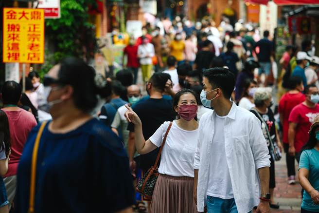 指挥中心宣布3月起陆续解封，民眾在户外运动、拍照或有饮食需求者，可以不用戴口罩。（邓博仁摄）