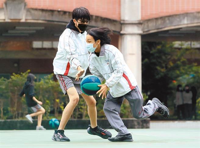 戴口罩打篮球的画面，3月起将不復见。（郑任南摄）
