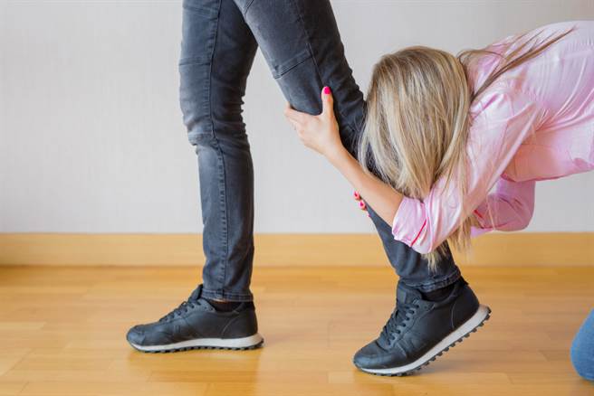 身邊女性朋友抓到男友偷吃，竟然不是選擇分手、老死不相往來，反而次次選擇原諒。（圖／shutterstock）