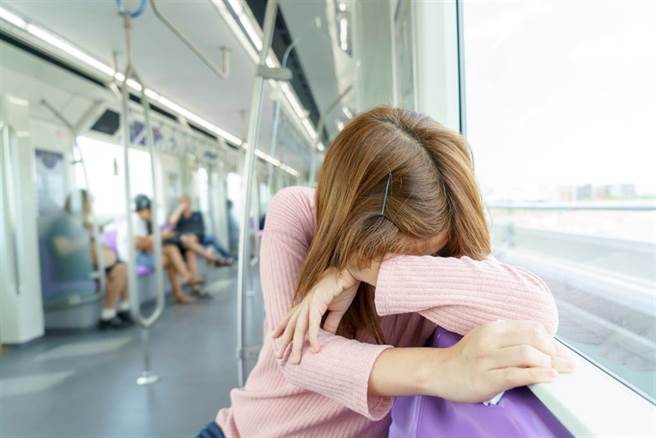 捷運狼下體摩蹭妙齡女翹臀，車廂掏槍「擼管」子孫留她大衣。(達志影像)