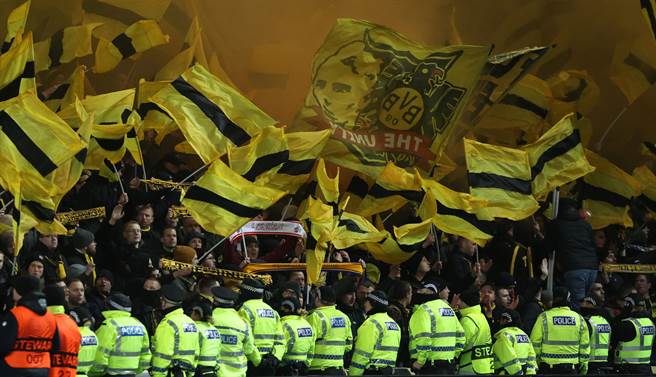 足球场示意图(路透社)