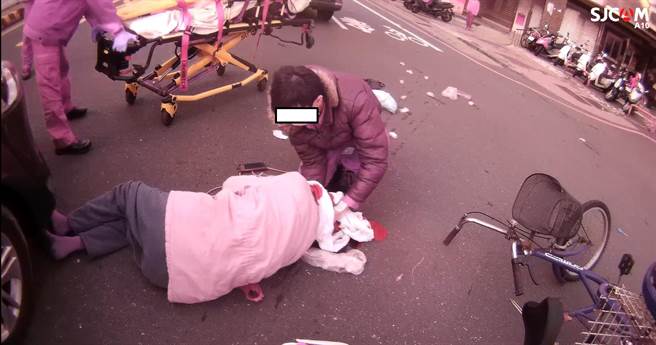 李翁倒地头破血流，意识不清，消防人员抢救救护。（读者提供）