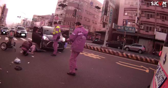 嘉义市1名90多岁李姓老翁骑三轮脚踏车，与1辆自小客车擦撞，李翁倒地受伤。（读者提供）