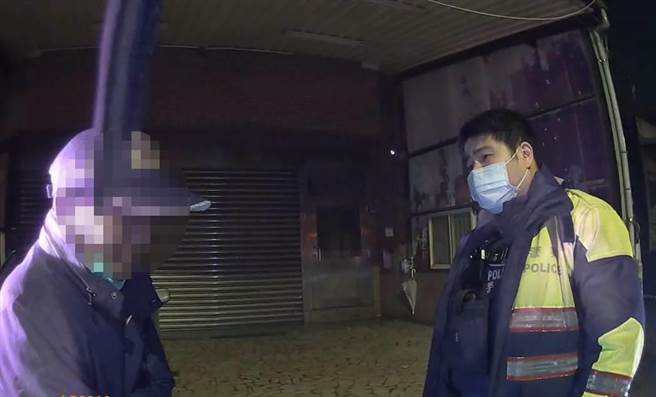 桃園市觀音區有男子4天內2度被警方抓到酒駕，警方表示將移送法辦，男子當場嚇到腿軟哭求原諒。（大園警分局提供／陳夢茹桃園傳真）