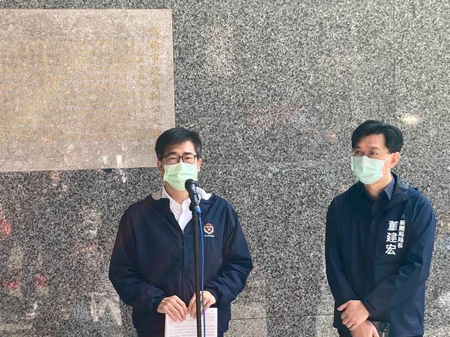 高雄市长陈其迈表示，无人机展演破图是有人特意干扰，已请电信警察介入协助，呼吁民眾观赏时手机开启飞航模式，减少不必要干扰，也希望未来3天都能够顺利的飞行。（林雅惠摄）