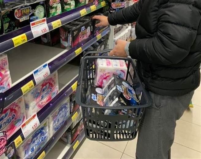 有網友遇到男子搭訕以為對方意圖不軌，結果男子是單親爸爸，來幫女兒買衛生棉卻不知道怎麼買，所以才請她協助，讓她大讚：是暖爸爸。（圖／翻攝自《我愛全聯-好物老實説》）