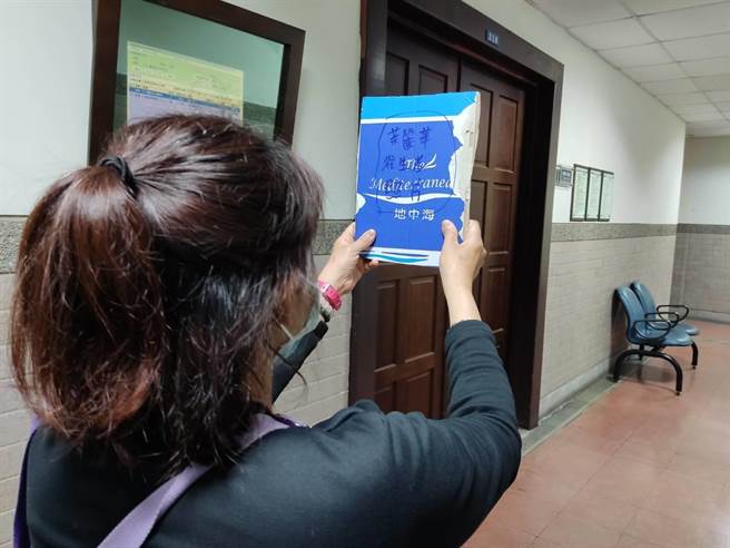 高雄鹽埕區城中城46死大火案25日首次開庭，主嫌黃格格不認罪，一女家屬看黃狡辯當場氣哭，還拿出亡母的照片「要讓母親看看是誰害死她」，希望法官判她死刑。（袁庭堯攝）