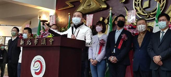 新北市长侯友宜致词除细数担任市长3年来的政绩，要民进党团以在野党身分继续监督市府，更不忘再次喊话中央，「捷运汐东线先行」。（陈慰慈摄）