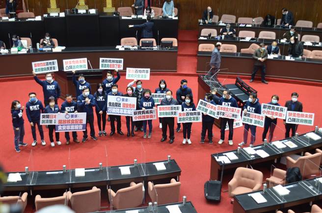 朝野同意下周二針對日本福島食品進口及因應俄烏情勢提專案報告後，再接續原定今天的施政報告，國民黨團隨即在議場前舉行記者會說明黨團立場。（趙婉淳攝）