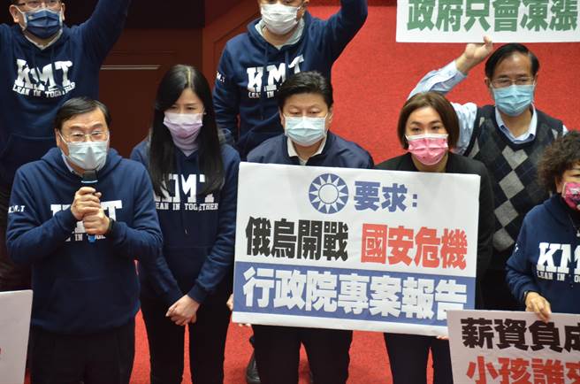 朝野同意下周二針對日本福島食品進口及因應俄烏情勢提專案報告後，再接續原定今天的施政報告，國民黨團隨即在議場前舉行記者會說明黨團立場。（趙婉淳攝）