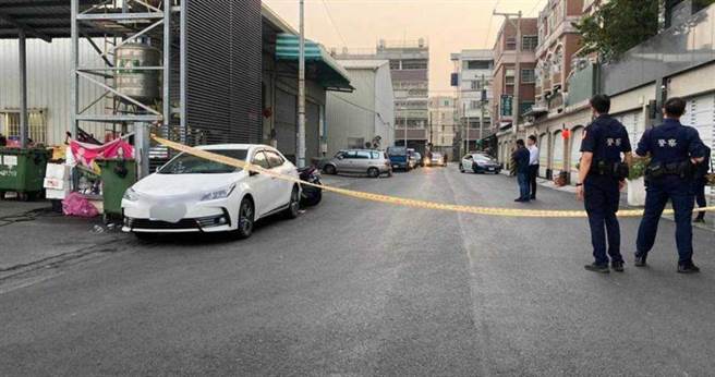 高雄市仁武区大湾里一间铁皮屋13日清晨遭人开约10枪，造成4人中弹送医；警方事后以该间铁皮屋掩护帮派活动，通报市府祭出强制处分，逼迫地主自行拆除。（资料照片／石秀华高雄传真）