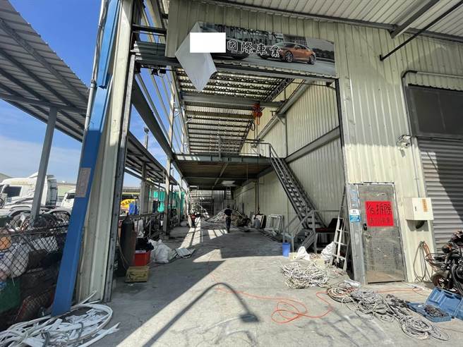 仁武区铁皮屋车行的地主自行拆除违章建筑情况。（翻摄照片／石秀华高雄传真）