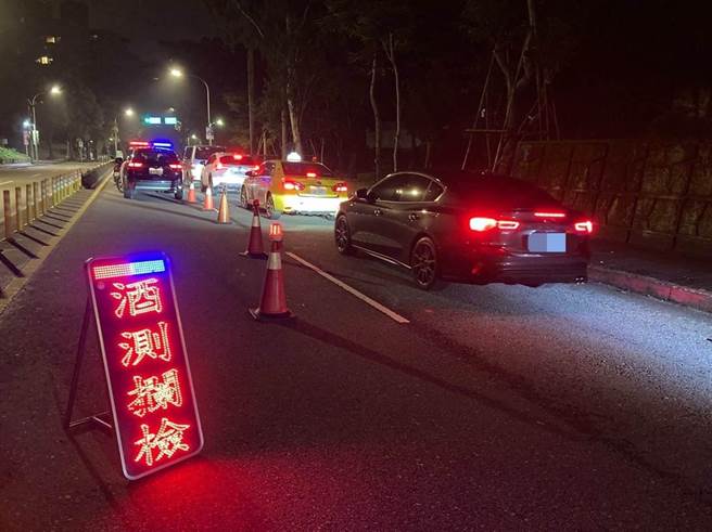 警方将自25日至28日加强取缔酒驾，瞄准酒店、夜店、KTV及餐厅等提供饮酒场所周边重要道路执法，被抓到最重罚12万，同车人最高罚1.5万。（北市警局提供）