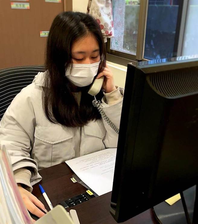 新北提供身處「高風險職場」、入境1年以上的移工母語電話關懷服務。（新北市勞工局提供）