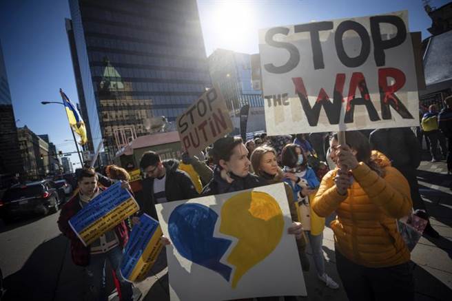 随着俄军不断进攻，各地俄国使馆前都爆发抗议潮。(图/美联社)