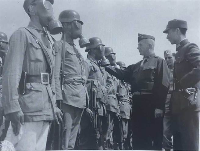 抗战时在云南新街步兵训练中心受训的陆军化学士兵全副武装并戴着防毒面具，接受美军化学兵谢科扬准将的视导与校阅。（图片来源：美国国家檔案局；作者提供）