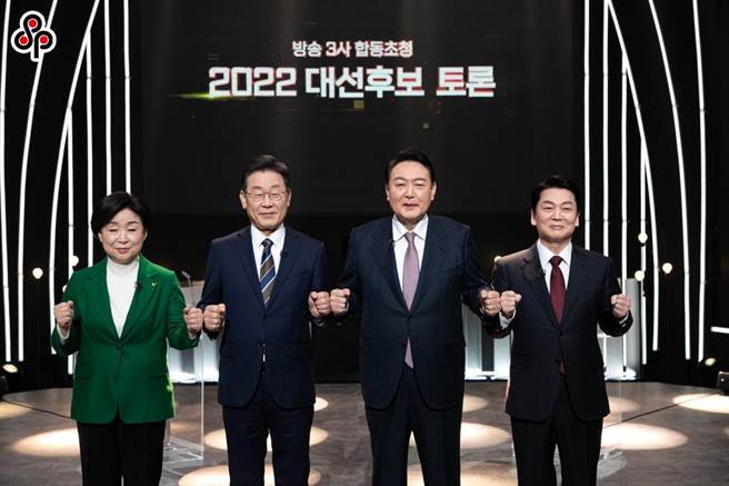 項昊宇：韓國對中政策切莫被「選舉民粹」綁架。圖為2月3日，韓國總統候選人在電視辯論前合影。（新華社／紐西斯通訊社）