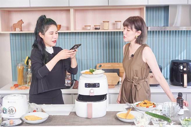 丹妮婊姐在厨神料理机和气炸锅双重助力下，轻松做出一道菜。（台湾飞利浦提供）