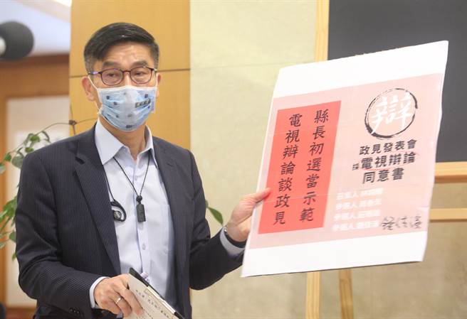 民进党立委锺佳滨（如图）、庄瑞雄与周春米有意投入屏东县长党内初选，竞争十分白热化，锺25日举行记者会表示，初选政见发表会应採电视辩论举行，让党内初选回归政策讨论，隔空邀请高雄市长陈其迈担任提问人。（张铠乙摄）