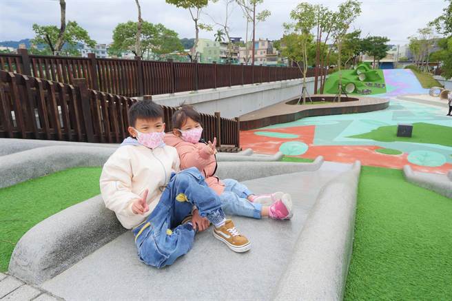 竹東鎮台泥公園利用舊有地貌，打造成特色公園。（莊旻靜攝）