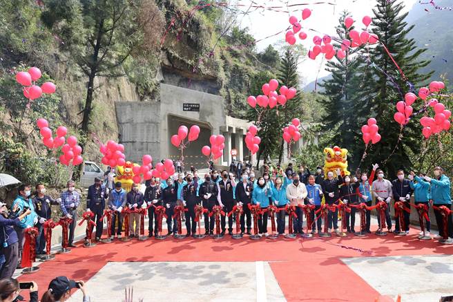 中断22年的云林县古坑乡149甲线通车，到草岭不用再绕道南投县。（张朝欣摄）