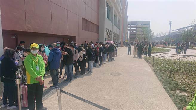 台南三井OUTLET开幕，门外已挤满等候进场的民眾。（程炳璋摄）