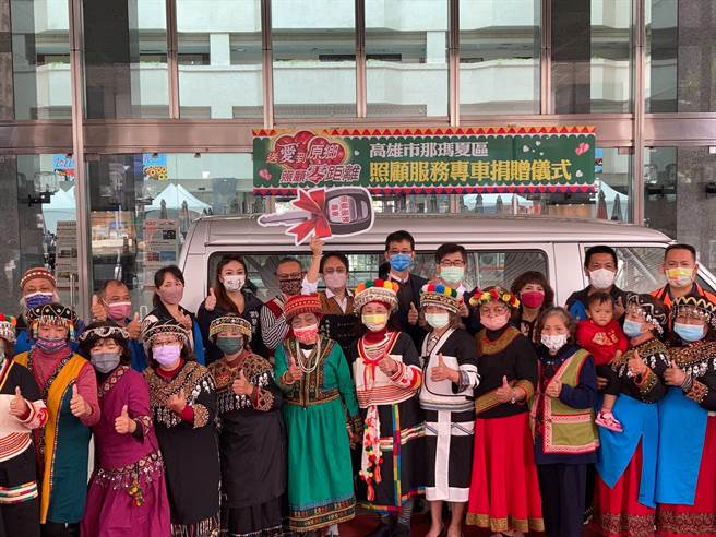 为了让高雄市偏乡那玛夏区居妈咪乐健康科技有限公司今日赠1辆「照顾服务专车」予高雄市政府，用实际行动，传达对偏乡社会福利的支持，落实「让社会更好」的企业社会责任，市长陈其迈出席捐赠仪式代表受赠，感谢董事长龙耀宗对高雄社会福利的支持。（林雅惠摄）