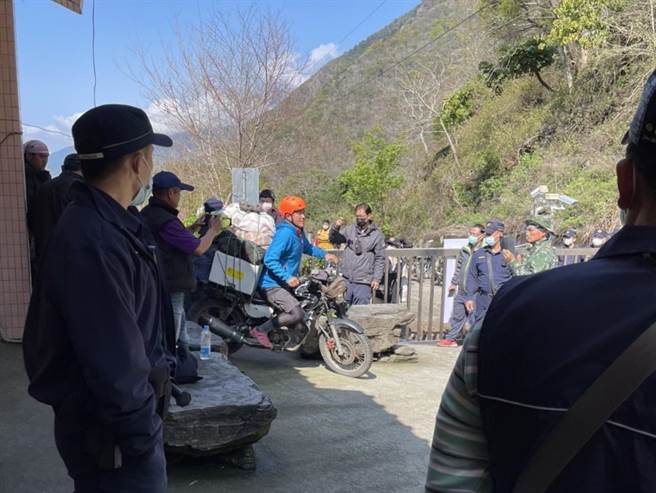 25日有30多位當地協作業者不忍到管制站抗議，要求開放通行，甚至繞過管制站硬闖上山，對此林管處表示深感遺憾，會持續溝通，也會蒐證移請警方查處。（南投林管處提供／吳建輝南投傳真）