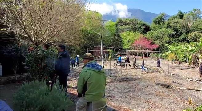 25日一早大批部落登山協作齊聚丹大聯外道管制站，舉白旗抗議要求林管處開放通行，雙方僵持不下，警方也到場協助勸離。（南投林管處提供／吳建輝南投傳真）