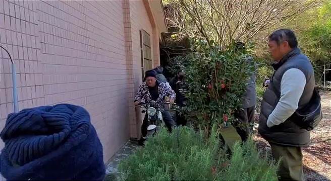 但當地部落登山協作不滿，嗆聲林管處非法管制，大喊不要歧視原住民，由於遲遲得不到回應，在現場高喊主任下台，最後還硬闖騎著載滿物資的機車強行上山。（南投林管處提供／吳建輝南投傳真）