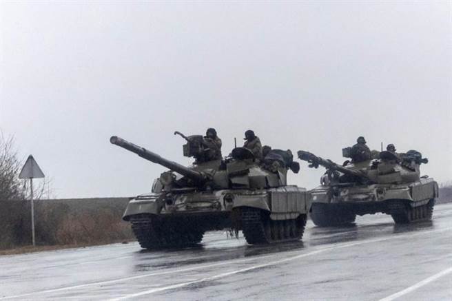外界評估基輔96小時內會淪陷，圖為烏克蘭甲車朝基輔移動。(圖/路透社)