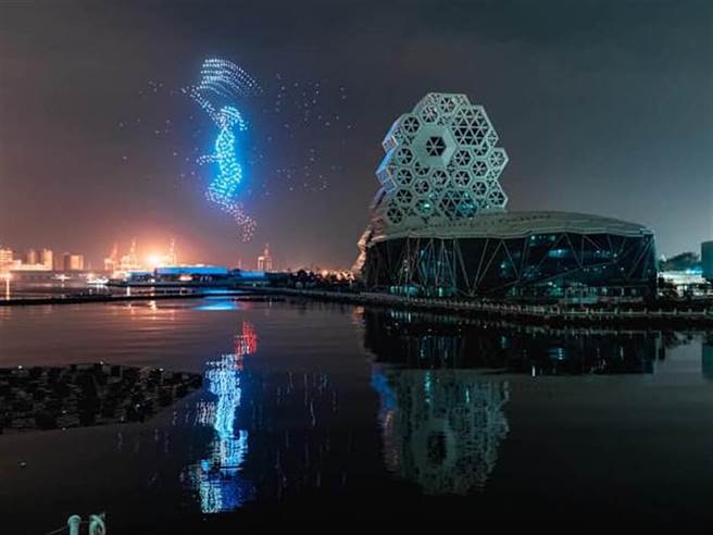 高雄燈會無人機出包，市府定調遭惡意干擾 ，最高潮「戴姿穎跳殺」未能完成，電信警察追查。（翻攝副市長史哲臉書／石秀華高雄傳真）