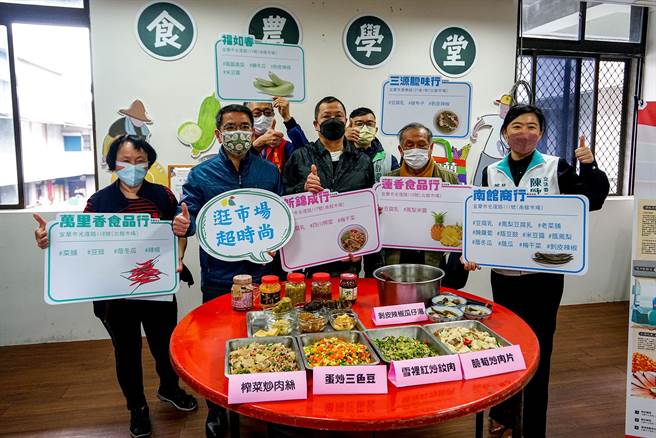 因應蔬菜上漲，宜蘭市公所推出「雨天應急美味醬菜料理」，鼓勵鄉親到南、北館市場選購好收納、易存放的醬菜來製作料理。（李忠一攝）