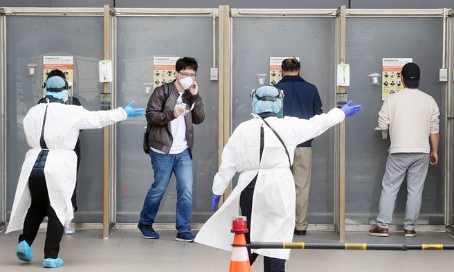 烏俄開戰台灣留學生急返國。圖為入境旅客在機場採檢的畫面。（本報系資料照）