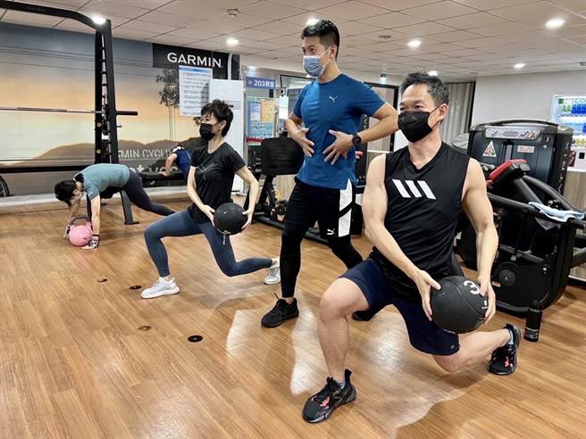 防疫用心運動安心  台中國運中心邀市民228連假動起來 。（台中市府提供／盧金足台中傳真）